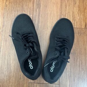 Atoms shoes women size 7, men’s size 5.5 black
